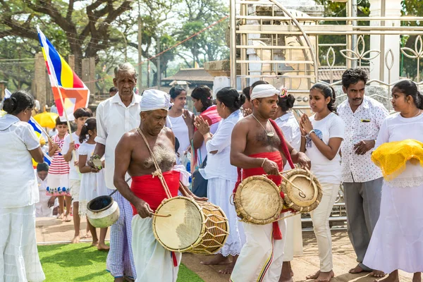 Anuradhapura Sri Lanka 2020 Február Zenészek Dobosok Nagy Fehér Ruwanwelisaya — Stock Fotó