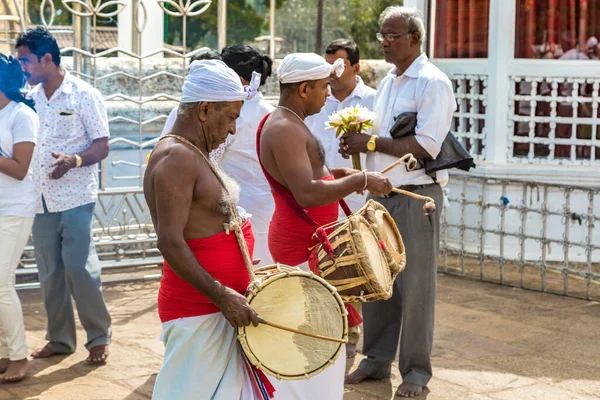 Anuradhapura Sri Lanka Fevereiro 2020 Músicos Bateristas Perto Big White — Fotografia de Stock