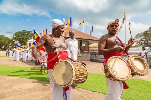 Anuradhapura Sri Lanka Fevereiro 2020 Músicos Bateristas Perto Big White — Fotografia de Stock