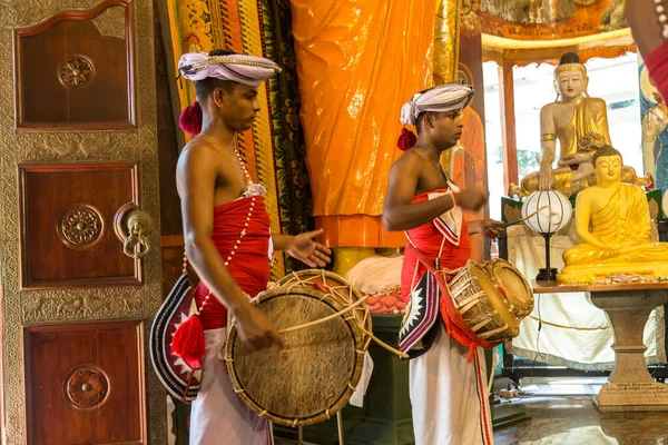 Colombo Sri Lanka Φεβρουάριος 2020 Παραδοσιακοί Τυμπανιστές Στο Βουδιστικό Ναό — Φωτογραφία Αρχείου