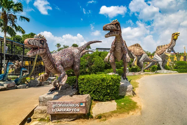 PATTAYA, THAILAND - 23 Şubat 2020 Dinozor Vadisi mi? Nong Nooch Tropikal Botanik Bahçesi, Pattaya, Tayland güneşli bir günde