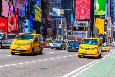 NEW YORK CITY, ABD - 15 Mart 2020: Times Square 'deki sarı taksi ABD' nin New York şehrinin bir sembolüdür
