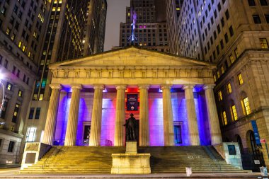 NEW YORK CITY, ABD - 15 Mart 2020: Federal Hall ve Washington Heykeli Manhattan 'daki Wall Street, New York City, ABD