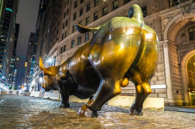 NEW YORK CITY, ABD - 15 Mart 2020: Geceleyin New York City, ABD 'de Bull heykeli