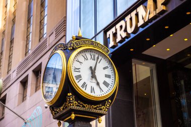 NEW YORK CITY, ABD - 29 Mart 2020: New York City, ABD 'deki Sokak Saati ve Trump Tower binası