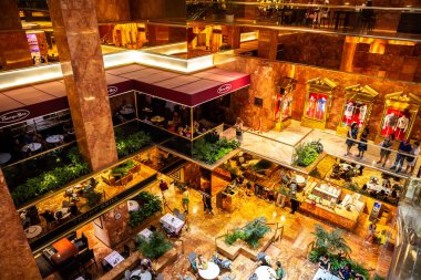 NEW YORK CITY, ABD - 29 Mart 2020: New York City, ABD 'deki Trump Tower binasının içi