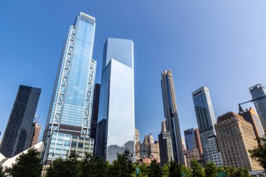 NEW YORK CITY, ABD - 29 Mart 2020: New York, ABD 'de Üç Dünya Ticaret Merkezi ve Dört Dünya Ticaret Merkezi Kuleleri