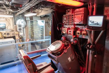 NEW YORK CITY, ABD - 29 Mart 2020: New York, ABD 'deki USS Intrepid uçak gemisinde yeşil askeri radar ekranı