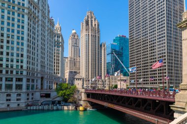 Chicago, Illinois, ABD - 29 Mart 2020 Şikago nehri ve köprüsü