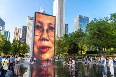 CHICAGO, ABD - 29 Mart 2020: Chicago, Illinois, ABD 'deki Millennium Park' taki Crown Fountain
