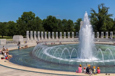 WASHINGTON DC, ABD - 29 Mart 2020: Güneşli bir günde Washington DC 'de II. Dünya Savaşı Anıtı
