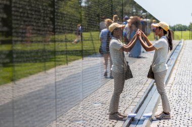 WASHINGTON DC, ABD - 29 Mart 2020: Güneşli bir günde Washington DC 'de Vietnam Gazileri Anıtı' na kazınmış bir isim