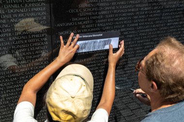 WASHINGTON DC, ABD - 29 Mart 2020: Güneşli bir günde Washington DC 'de Vietnam Gazileri Anıtı' na kazınmış bir isim