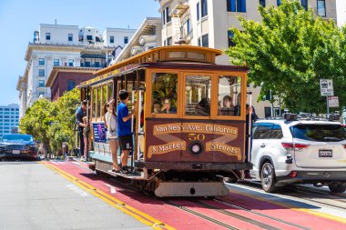 SAN FRANCISCO, ABD - 29 Mart 2020: San Francisco, Kaliforniya, ABD 'deki Cable Car tramvayı