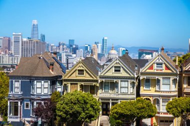 SAN FRANCISCO, ABD - 29 Mart 2020: Boyalı Bayanlar - San Francisco, Kaliforniya, ABD 'deki Viktorya evleri