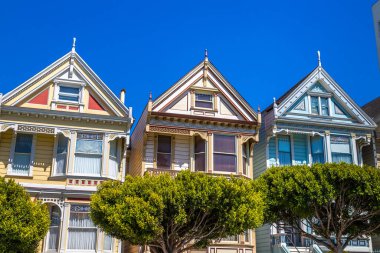 SAN FRANCISCO, ABD - 29 Mart 2020: Boyalı Bayanlar - San Francisco, Kaliforniya, ABD 'deki Viktorya evleri
