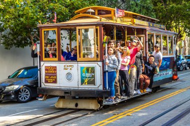 SAN FRANCISCO, ABD - 29 Mart 2020: San Francisco, Kaliforniya, ABD 'deki Cable Car tramvayı