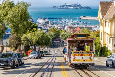 SAN FRANCISCO, ABD - 29 Mart 2020: The Cable car tramvay ve Alcatraz hapishane adası San Francisco, Kaliforniya, ABD