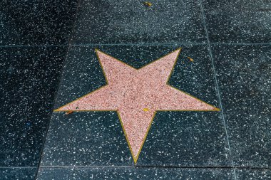 LOS ANGELES, HOLYWOOD, ABD - 29 Mart 2020: Los Angeles, Kaliforniya, ABD 'de Hollywood Şöhret Yolu' nda bir boş yıldız