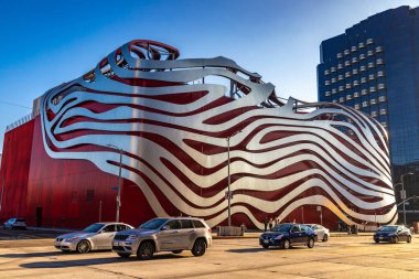LOS ANGELES, ABD - 29 Mart 2020: Petersen Otomotiv Müzesi Los Angeles, Kaliforniya, ABD