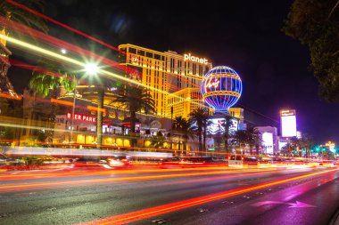 LAS VEGAS, ABD - 29 Mart 2020: Gece Las Vegas, Nevada, ABD 'deki Planet Hollywood ve Paris Las Vegas oteli ve kumarhanesi