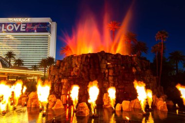 LAS VEGAS, ABD - 29 Mart 2020: Las Vegas, Nevada 'daki Mirage Otel ve Kumarhanesinde Yapay Volkan Patlaması