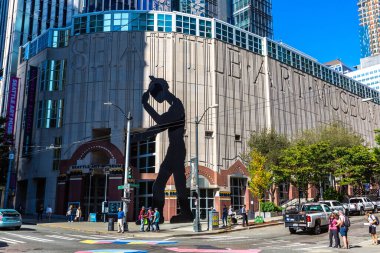 SEATTLE, ABD - 29 Mart 2020: Çekiç Adam ve Seattle Sanat Müzesi güneşli bir günde, Seattle, Washington, ABD