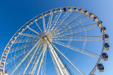 SEATTLE, ABD - 29 Mart 2020: Güneşli bir günde Seattle Büyük Tekerleği, Seattle, Washington, ABD