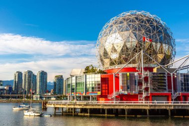 VANCOUVER, Kanada - 2 Nisan 2020: Vancouver, Kanada 'da güneşli bir günde TELUS Bilim Dünyası' nda Bilim Dünyası