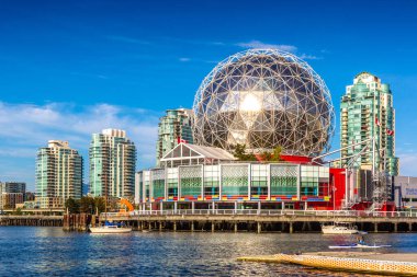 VANCOUVER, Kanada - 2 Nisan 2020: Vancouver, Kanada 'da güneşli bir günde TELUS Bilim Dünyası' nda Bilim Dünyası