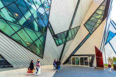 TORONTO, CANADA - 2 Nisan 2020: Toronto 'daki Royal Ontario Müzesi güneşli bir günde, Ontario, Kanada