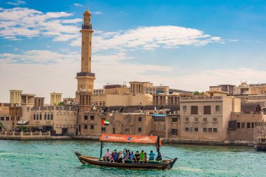 DUBAI, BAE - 5 Nisan 2020: Abra - Dubai Körfezi, Birleşik Arap Emirlikleri 'ndeki geleneksel ahşap tekne
