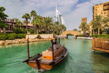 DUBAI, BİRLİK ARAB EMIRATES - 31 HAZİRAN 2020: Güneşli bir Dubai gününde Madinat Jumeirah lüks otelinden Burj Al-Arap oteline bakın