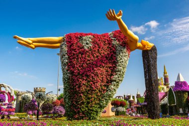 DUBAI, BİRLİK ARAB EMIRATES - 29 Mart 2020: Güneşli bir günde Dubai Mucize Bahçesi, Birleşik Arap Emirlikleri