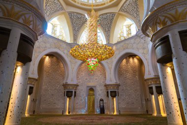 ABU DHABI, BİRLİK ARAB EMIRATES - 31 Ocak 2020: Abu Dabi 'deki Şeyh Zayed Büyük Camii, Birleşik Arap Emirlikleri