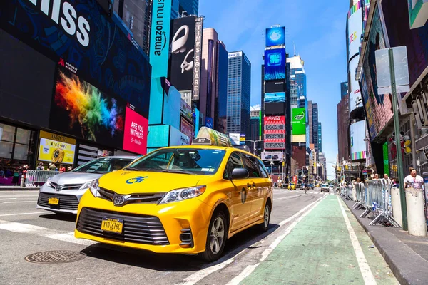 Nowość York City Usa Marca 2020 Żółta Taksówka Times Square — Zdjęcie stockowe