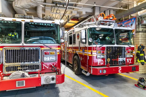 纽约州纽约市 2020年3月15日 消防车停放在美国纽约市曼哈顿的消防局 — 图库照片