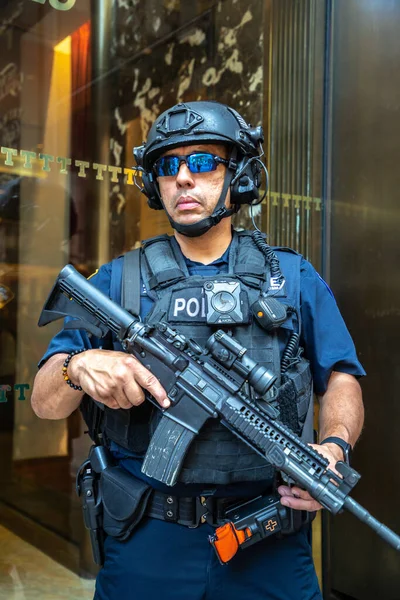 New York City Usa March 2020 Police Officer Stand Guard — Stock Photo, Image