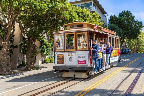 SAN FRANCISCO, ABD - 29 Mart 2020: San Francisco, Kaliforniya, ABD 'deki Cable Car tramvayı