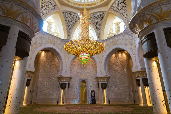 アブダビ アラブ首長国連邦 2020年1月31日 アラブ首長国連邦のアブダビにあるシェイク ザイド グランド モスクの内部 — ストック写真
