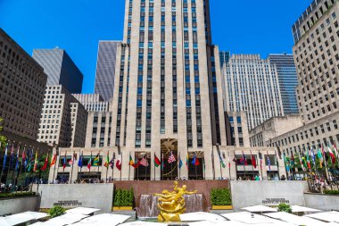 NEW YORK CITY, ABD - 15 Mart 2020: Manhattan, New York 'taki Rockefeller Center' da Prometheus Heykeli, ABD