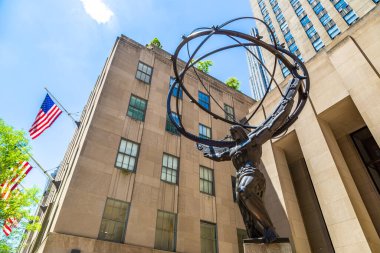 NEW YORK CITY, ABD - 15 Mart 2020: Manhattan, New York 'taki Rockefeller Center' da Atlas Heykeli