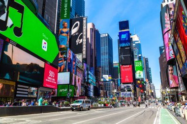 NEW YORK CITY, ABD - 15 Mart 2020: Times Square, ABD 'nin New York şehrinin bir sembolüdür