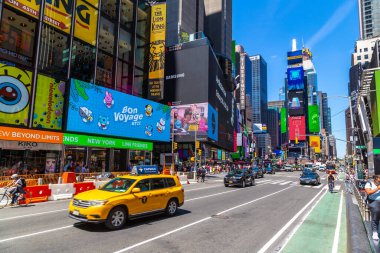 NEW YORK CITY, ABD - 15 Mart 2020: Times Square 'deki sarı taksi ABD' nin New York şehrinin bir sembolüdür