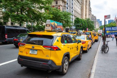 NEW YORK CITY, ABD - 29 Mart 2020: New York, ABD 'de Beşinci Cadde' de sarı taksi