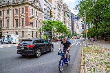 NEW YORK CITY, ABD - 29 Mart 2020: Beşinci Cadde New York, New York, ABD