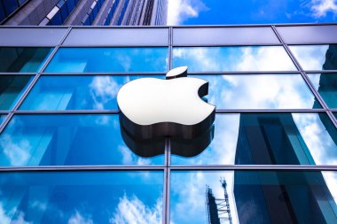 NEW YORK CITY, ABD - 15 Mart 2020: New York, ABD 'deki Apple Fifth Avenue' de Apple mağaza logosu