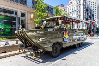 BOSTON, ABD - 29 Mart 2020: Boston Duck Tours otobüsü Boston, Massachusetts, ABD