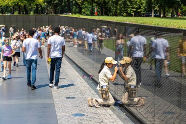 WASHINGTON DC, ABD - 29 Mart 2020: Güneşli bir günde Washington DC 'de Vietnam Gazileri Anıtı' na kazınmış bir isim
