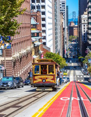 SAN FRANCISCO, ABD - 29 Mart 2020: San Francisco, Kaliforniya, ABD 'deki Cable Car tramvayı